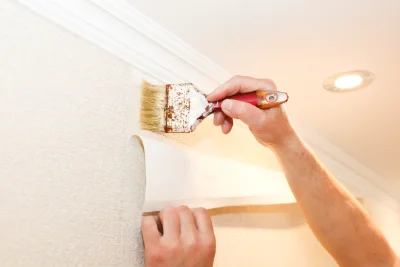 Pose de papier peint au Castellet — revêtements muraux et toiles de verre